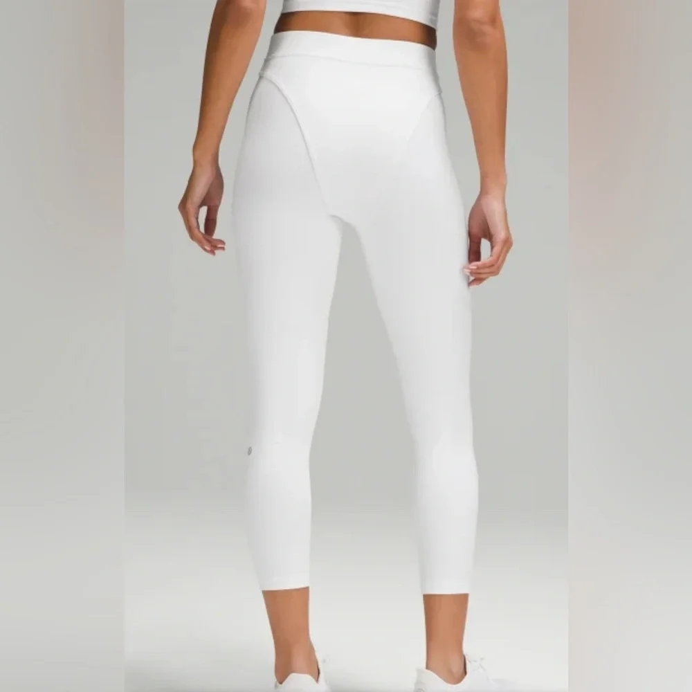 Lululemon Aerobic High-Rise 24” Tight White Leggings. Size 6 - Picture 2 of 8
